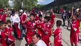 感受世界杯氛围 热情摩洛哥球迷教敢梦少年跳舞