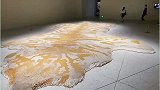 女子看展以为地上铺的是虎皮地毯，仔细一看发现铺的是香烟
