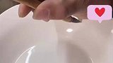老师傅为瓷器勾画金线，若不是亲眼所见谁能想到是纯手工画的