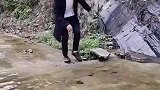 回家路上遇见的小伙,用这样的方式过水路,是我的脑子有问题吗