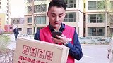 小伙送快递遇上一家三口，三人的名字一个比一个搞怪