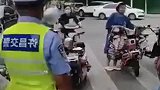 瓜农进城卖瓜遇上下雨车坏