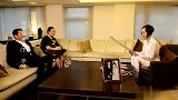 张国荣地位有多高？唯一敢捏成龙的脸，踢向华强椅背的明星！