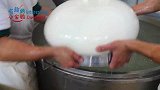 妹子实拍意大利最大马苏里拉芝士球制作过程，一切开就疯狂流奶