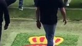 外网热议：弗里克赛前踩场时直接踩在了西班牙人队徽上