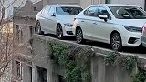 两辆私家车凭实力抢来的停车位，高手在民间