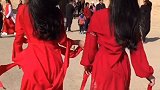 两位小姐姐完美的演绎六亲不认的步伐