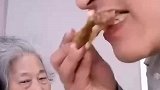 男子将饭菜嚼碎喂给妈妈，妈妈脸上写满抗拒！