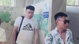 女游客走进男厕所内，引其他男游客不解