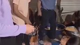 手上的手抓饼，瞬间不香了