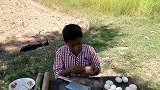 农村小屁孩：竹筒烹饪鸡蛋，吃法还是第一次见到，感觉味道还不错