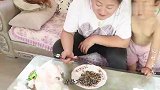 小伙去岳父家，岳父拿“农村四大硬”招待，这女婿来头真不小