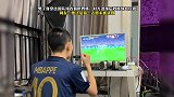 男子身穿法国队球衣看世界杯，对方进球后秒换球衣庆祝