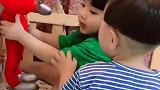 无辜的奥特曼被姐弟俩打得可狠了