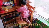 一岁八个月的宝宝酷爱爬椅子，爬上椅子很有成就感，太可爱了