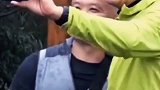 周润发 慈善事业无需多言，为什么能红几十年，爬山遇粉丝要求合影，电话指挥排队避免打扰他人，简单生活没任何架子