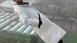 男子双手插兜后仰淡定蹦极