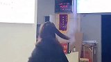 女教练男人只会影响我出脚的速度！