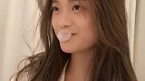 是时候展示真正的技术了，小姐姐吹泡泡的样子像极了爱情