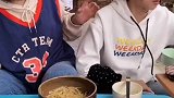 老表 我正在减肥呢 帮我盛半碗饭就够了