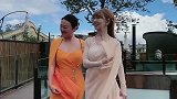 几十岁的妈妈，跟女儿对比像姐妹是的，穿高跟鞋的样子太优雅了！