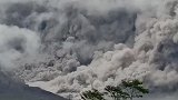 印度尼西亚火山喷发：现场浓烟直冲高空 引附近众多居民围观