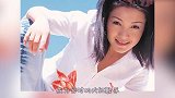 她凭借两首歌红极一时，惨遭逃犯男友欺骗，最终剃成光头退圈