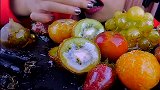 美女吃冰糖水果