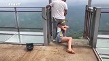 花钱找罪受的美女，这下后悔了，真搞笑