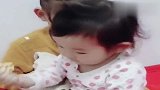 哥哥一放假，妹妹的态度就一百八十度大转变，连衣服都不让妈妈穿