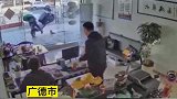 电动车骑上人行道被地砖绊倒，这也太倒霉了吧