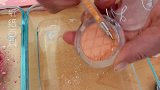 小姐姐用化妆品给水晶泥染色，粉色与橙色，你更喜欢哪一个