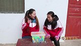 搞笑童年：小时候和小伙伴玩拼图，五颜六色的模型，真是好玩有趣