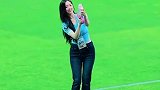 韩国美女歌手金采嬿解说曼城比赛时在场边玩水枪