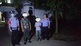 河南：叔叔，救救我！小男孩突然奔向火车站民警