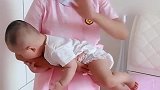 金牌月嫂示范如何给小宝宝飞机抱，小宝宝好像很新奇，笑得多开心