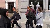 男子在路边伪装假人恶搞路人，路人纷纷被吓到
