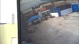 男子驾车撞开娘家门，揪住岳父一顿暴打，现场画面曝光