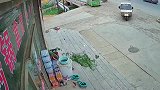 监控拍下三轮司机着急过节，照准门面房就是撞