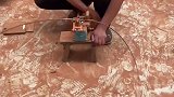 修理锯条，这也是木工师傅们的工作