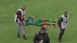 太搞了！保加利亚一球员主动滚下担架拖延时间 被主裁判红牌罚下