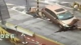 爆新鲜-20160909-监拍轿车撞向收费站空中翻转360度 司机受轻伤
