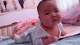 奶奶逗小宝宝开心，宝宝激动的头都抬不起来了，小表情好萌啊！