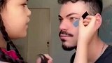 女孩给爸爸化妆，胶带贴上瞬间，惊艳全场