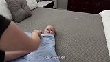 萌娃洗完澡，就被妈妈包裹了起来，网友：样子好可爱