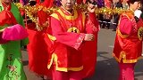 秧歌抬花轿，媒婆不瘦
