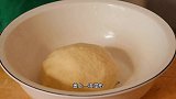 2勺面粉，开水一烫，教你炸空心糖糕，不破皮不流糖，个个空心