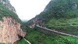 贵州神奇的山洞公路，一边是天堂，另一边是神奇的世界