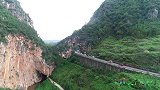 贵州神奇的山洞公路，一边是天堂，另一边是神奇的世界