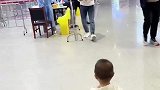 兵爸休假回家，16个月大的萌娃迎接